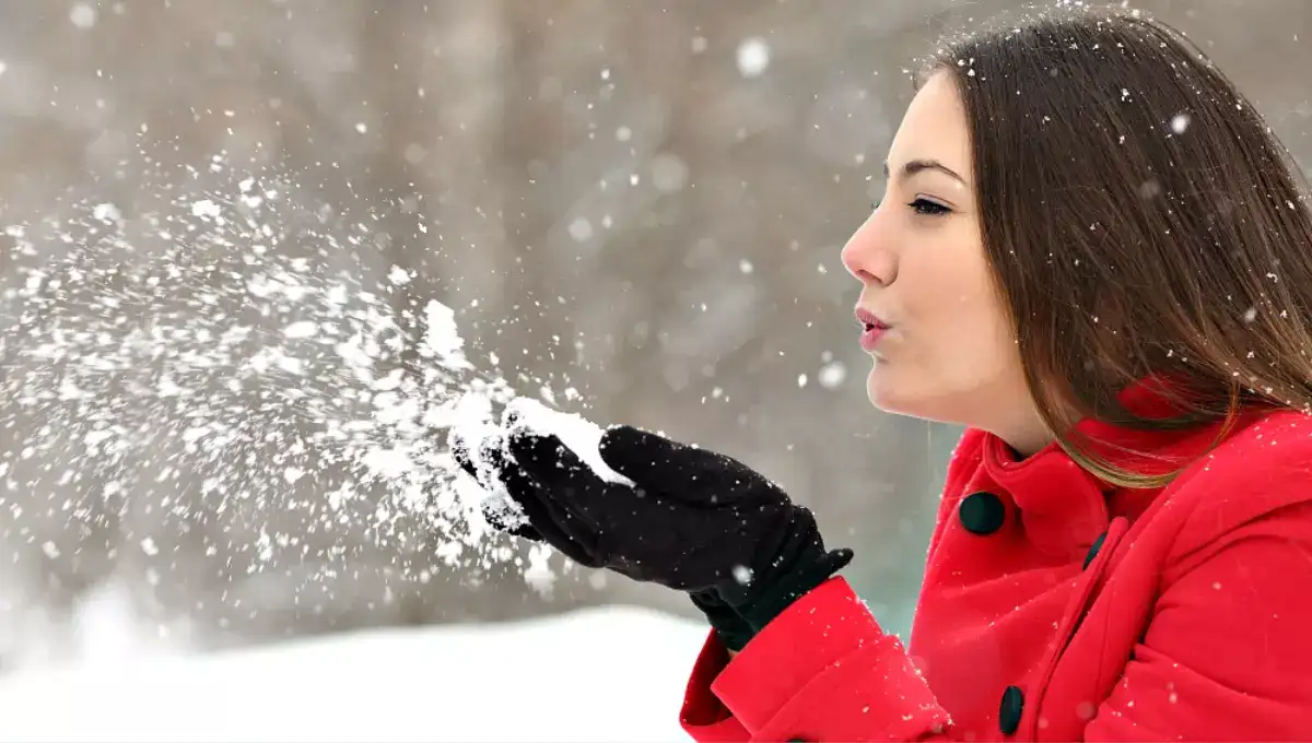 Young girl enjoying in snow fall wearing black warm gloves | Best Warmest Gloves For Women