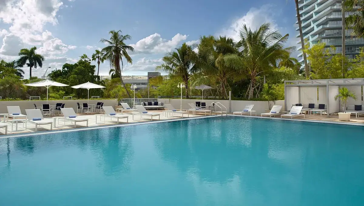 Courtyard Miami Coconut Grove | Best hotels in Miami with infinity Pool